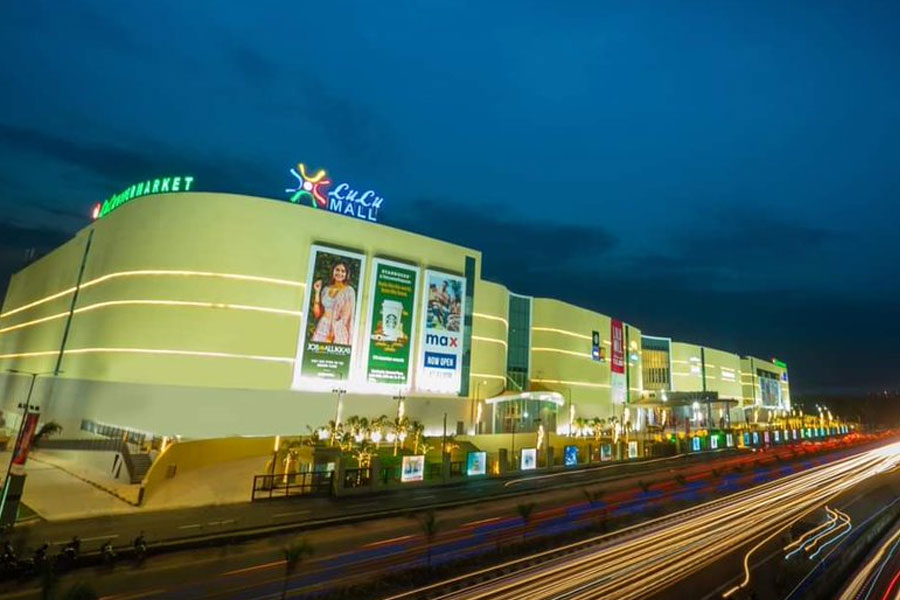 লুলু গ্রুপ গুজরাতে দেশের বৃহত্তম শপিং মল করার ঘোষণা করতেই জল্পনা শুরু হয়েছে, তবে কি মোদীর রাজ্যের ওই মল শরৎ ক্যাপিটালের সমস্ত সুযোগ-সুবিধাগুলিকেও টেক্কা দেবে! গুজরাতে বৃহত্তম মল তৈরির ঘোষণার পর লুলু গ্রুপের অধিকর্তা ভি নন্দকুমার মলটির সুযোগ-সুবিধা নিয়ে আগাম ইঙ্গিত দিয়েছেন।