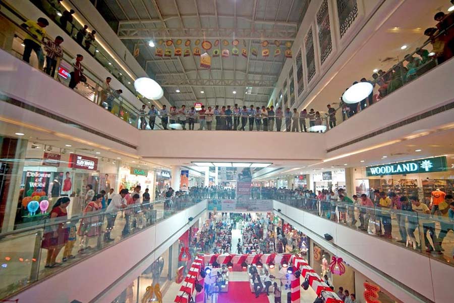 জানা গিয়েছে, গুজরাতের মলের ফুড কোর্টে একসঙ্গে বসে খেতে পারবেন ৩ হাজার অতিথি। এই মলের সিনেমা হলেও থাকবে ১৫টি পর্দা। এক সঙ্গে এক সময়ে ১৫টি সিনেমা দেখানো যাবে এই মাল্টিপ্লেক্সে।