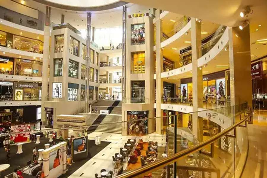 কম করে ৩০০টি জাতীয় আন্তর্জাতিক ব্র্যান্ডের দোকান থাকবে। থাকবে স্থানীয় ব্র্যান্ডের দোকানপাটও। বিশেষ করে স্থানীয় উদ্যোগপতি এবং কৃষকদের সাহায্য করার কথাও মাথায় রাখা হবে মলটি তৈরি করার সময়।