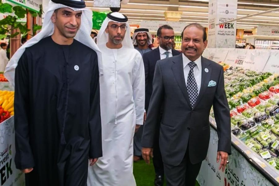 কিছু দিন আগেই দুবাইয়ে একটি রোড শো করেছিলেন গুজরাতের মুখ্যমন্ত্রী ভূপেন্দ্র পটেল। সেই অনুষ্ঠানের পরে আরব আমিরশাহির বহু ব্যবসায়ীর সঙ্গে বৈঠক হয় তাঁর। সেখানেই হাইপারমার্কেটের বহুজাতিক সংস্থা লুলু ইন্টারন্যাশনাল গ্রুপের প্রধান এমএ ইউসুফ আলির সঙ্গে মউ স্বাক্ষর হয় তাঁর।