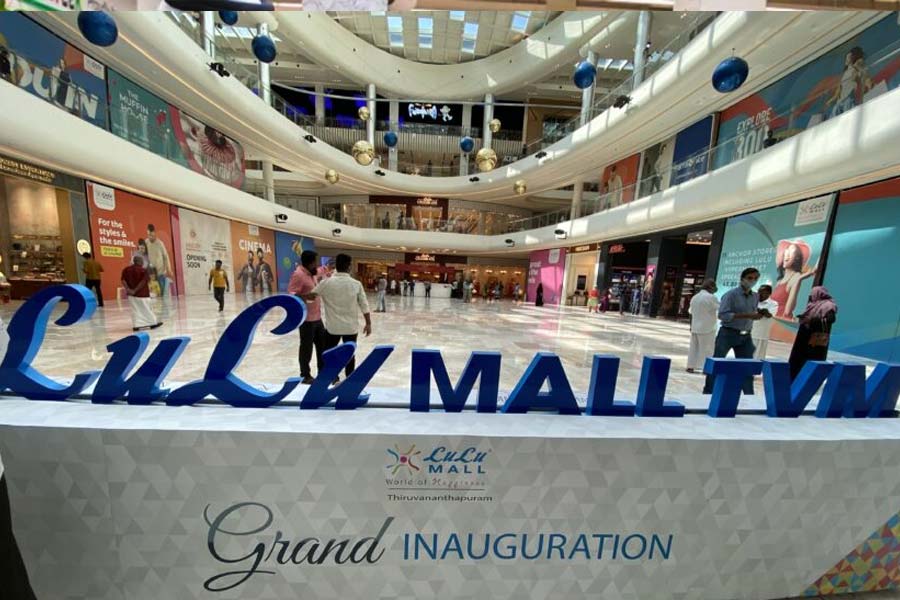 ইউসুফ আরবের বহুজাতিক সংস্থার প্রধান হলেও আদতে ভারতীয়। কেরলের ত্রিশূরের মুসলিম পরিবারে জন্ম। সেখানেই স্কুল-কলেজের পড়াশোনা। তবে পড়াশোনা শেষ করে তিনি ভারতে থাকেননি। পেশার তাগিদে চলে গিয়েছিলেন আবুধাবিতে।