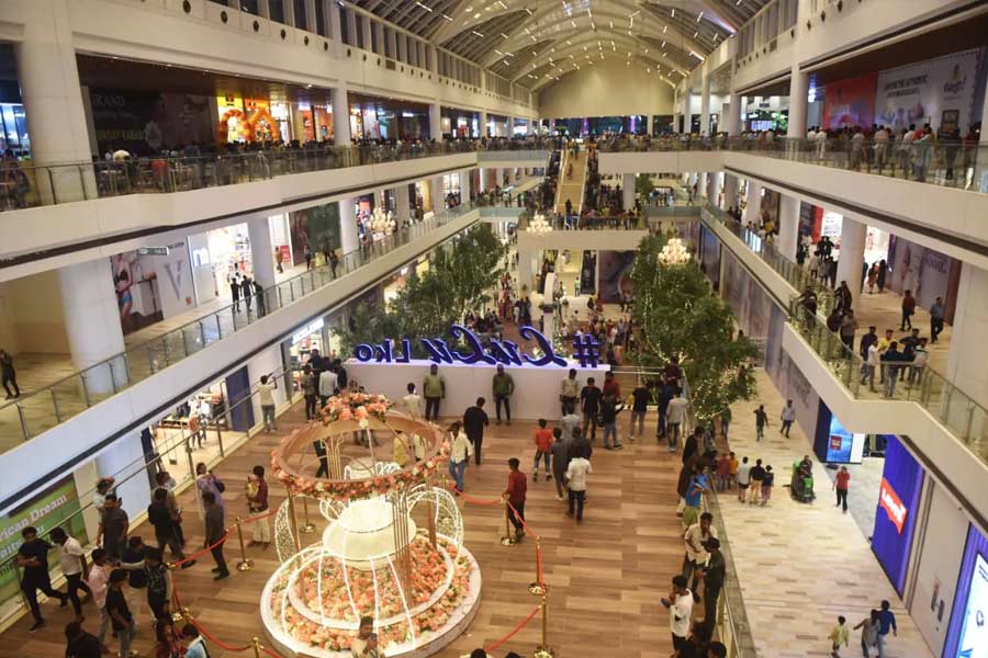 ১৯৭৩ সালে আরবে যান ইউসুফ। ১৯৯০ সালে তাঁর প্রথম হাইপারমার্কেট স্টোর চালু করেন তিনি। এই ধরনের দোকানের বিশেষত্ব হল এগুলি সুপার মার্কেট এবং ডিপার্টমেন্টাল স্টোর মিলিয়ে তৈরি। এখানে দৈনিক প্রয়োজনের সব কিছু এক ঠিকানাতেই পেয়ে যাবেন ক্রেতা। আর এই দোকানগুলি চলে কম লাভ আর অধিক বিক্রির ফর্মুলায়।