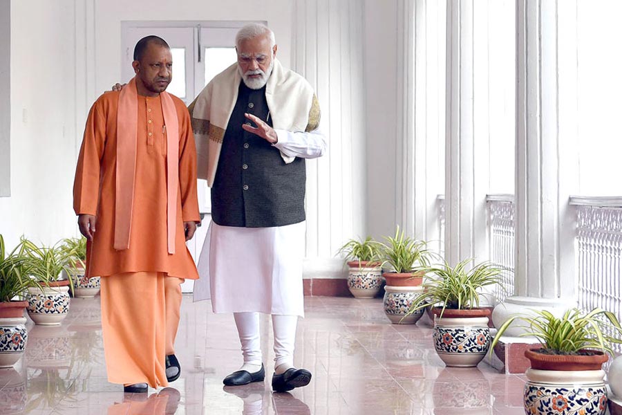 সূত্রের খবর, ৬৬ বছরের এই ব্যবসায়ীর সঙ্গে দেশের বর্তমান সরকারের সম্পর্কও বেশ ভাল। প্রধানমন্ত্রী মোদী তো বটেই, উত্তরপ্রদেশের মুখ্যমন্ত্রী যোগীরও সুনজরে রয়েছেন তিনি। একটু খতিয়ে দেখলে দেখা যাবে, নিজের রাজ্য কেরল ছাড়া ইউসুফ মল বানানোর জন্য মোদী এবং যোগীর রাজ্যকেই বেছে নিয়েছেন।