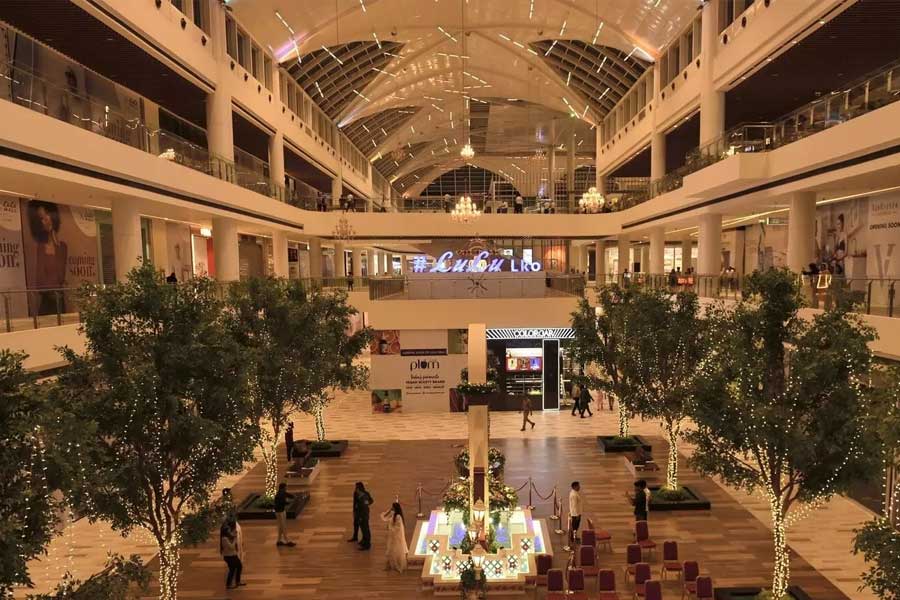 এর মধ্যে লখনউয়ের মলটি গত জুলাইয়ে বেশ ধুমধাম করেই উদ্বোধন করেন উত্তরপ্রদেশের মুখ্যমন্ত্রী। সূত্রের খবর, লখনউয়ের মলে ২ হাজার কোটি টাকার বিনিয়োগ করেছিলেন ইউসুফ। তবে লখনউয়ের ওই মল নিয়ে বিতর্কও তৈরি হয়।