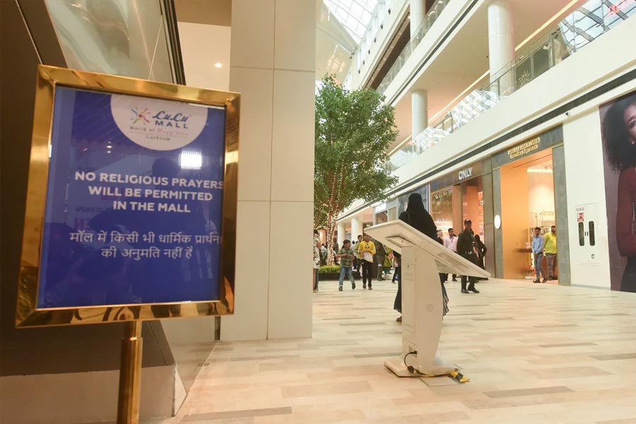 হঠাৎই শোনা যায় লুলু মলের ৮০ শতাংশ কর্মী মুসলিম ধর্মীয়। এমনকি লখনউয়ের মলের একটি অংশে নিয়মিত নামাজও পড়েন মুসলিমদের একাংশ। খবরটি প্রকাশ্যে আসতেই হিন্দুত্ববাদীরা দাবি করেন, তা হলে মলের ভিতর নিয়মিত হনুমান চল্লিশাও পড়তে হবে। যদিও সেই বিতর্ক আপাতত থেমেছে।