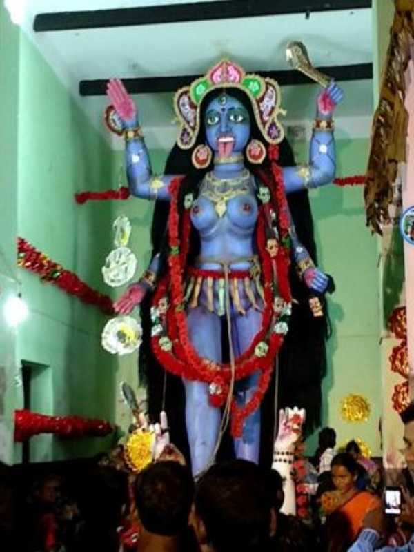 তার পরে পরিবর্তন করা হয় পুজোর জায়গার। সময়ের সঙ্গে পাল্লা দিয়ে বেড়েছে পুজোর জৌলুসও। জন্ম লগ্নে এত আড়ম্বর না থাকলেও, বর্তমানে মায়ের আরাধনা হয় বেশ বড় করেই। 