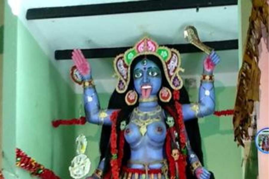 এখানে মায়ের সঙ্গে পুজিত হন মহাদেবও। ত্রিশ ফুট উঁচু সুদৃশ্য মন্দিরে হয় দেবী কালীর আরাধনা। মূর্তির উচ্চতা থাকে ২৩ ফুট। সঙ্গে পাশেই থাকে মহাদেবের বিশ্ব মূর্তি। যার উচ্চতাও হয় ২১ ফুট।  