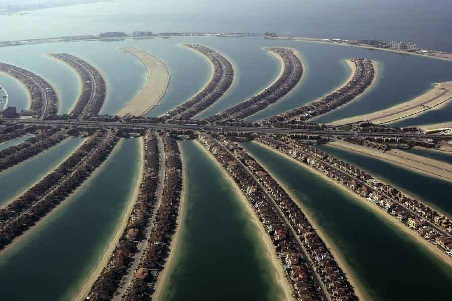 দুবাইয়ে যে বাড়িটি কিনেছেন, তা সাধারণের সাধ্যের বাইরে। কারণ প্রাসাদোপম বাড়িটির দাম জানলে চমকে যাবেন। শোনা যাচ্ছে, ১৩৪৯.৬ কোটি টাকায় ওই বাড়িটি কিনেছেন অম্বানী।