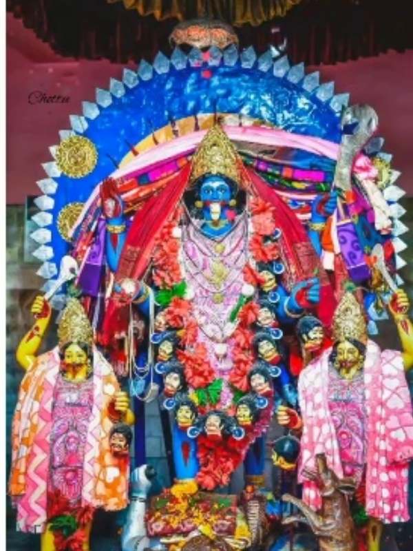 শহরের বুক চিরে বয়ে গেছে শ্রীমতি নদী। যদিও এখন আর তেমন গতি নেই নদীতে। তবে একটা সময় এই পথেই নৌকা ভাসাত সওদাগরেরা। পাল তুলে যেত বাণিজ্যে। 