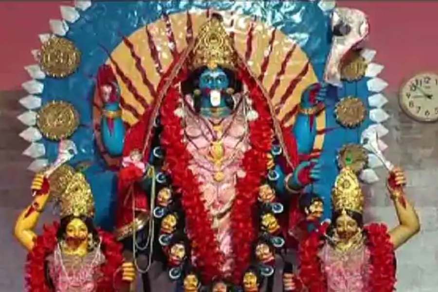 জঙ্গলে গড়ে ওঠে ডাকাতদের রাজত্ব। তার জন্য কিন্তু ভাটা পড়েনি মায়ের আরাধনায়। সেই সময়ে ডাকাতদের কাছেই পুজিতা হতেন মা বয়রা কালী। 