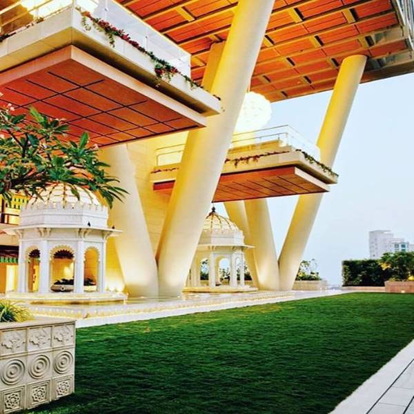 ২৭ তলার এই বাড়িতেই পরিবারকে নিয়ে থাকেন মুকেশ। এই বাড়িটিও বিলাসবহুল। সেখানে একাধিক সুযোগ-সুবিধা রয়েছে। 