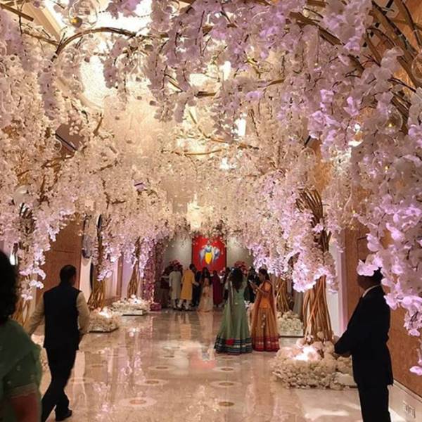 অম্বানীর মুম্বইয়ের এই বাড়িতে রয়েছে তিনটি হেলিপ্যাড। রয়েছে গাড়ি রাখার বিশেষ ব্যবস্থাও। 