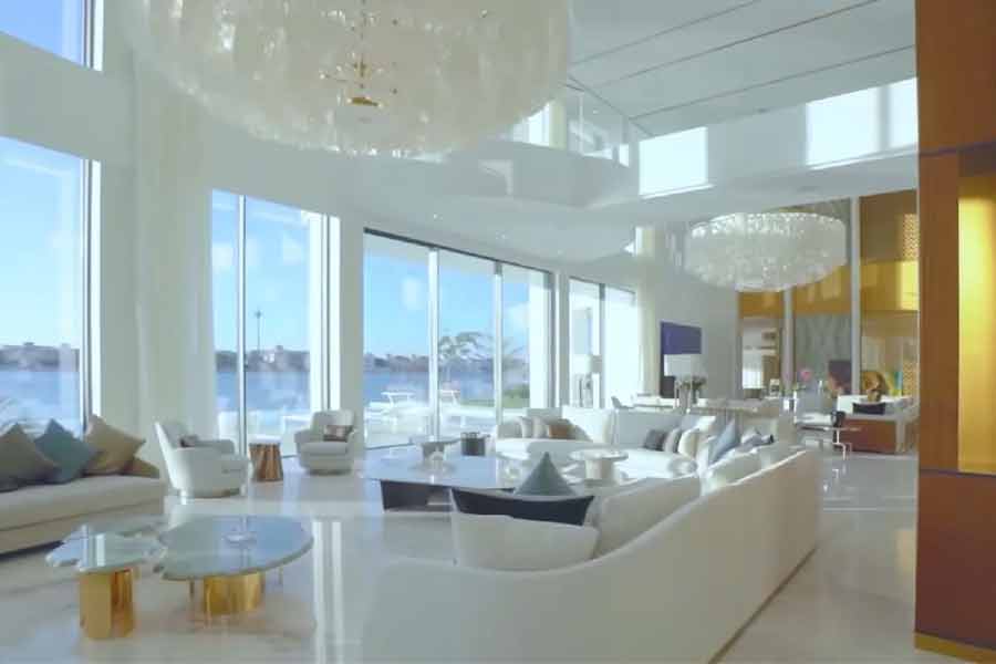 এতেই শেষ নয়, ‘অ্যান্টিলা’র তিনটি তলা জুড়ে রয়েছে ঝুলন্ত বাগান। আছে ব্যক্তিগত থিয়েটার। যেখানে ৫০ জন বসে সিনেমা দেখতে পাবেন। 