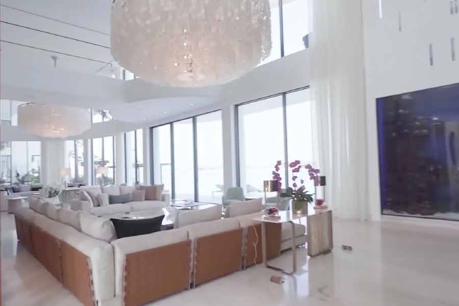 সংবাদ সংস্থা সূত্রে খবর, এই বাড়িতে রয়েছে একটি মন্দিরও। স্পা-ও আছে। 