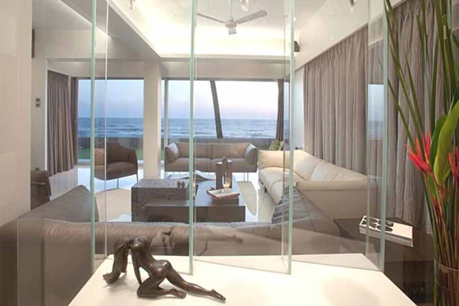 শুধু তাই নয়, বাড়িটির মধ্যে রয়েছে আস্ত একটা আইসক্রিম পার্লার ও ‘স্নো রম’।