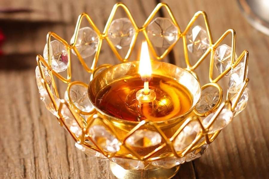 অনেকেই বাড়িতে তেল দিয়ে মাটির বা পেতলের প্রদীপ জ্বালান, তাঁর পরিবর্তে দীপাবলীর দিন ব্যবহার করুন গাওয়া ঘি। বাড়িতে সৌভাগ্যের আবাহন করতে চাইলে মূল দরজার সামনে গাওয়া ঘি দেওয়া একটি প্রদীপ জ্বালান ।  