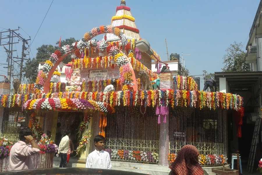 পরে তিনিই চাঁদা তুলে ও বিভিন্ন ভাবে টাকা সংগ্রহ করে প্রতিষ্ঠা করেন মন্দির। তার পর থেকেই কার্ত্তিকি অমাবস্যার রাতে বেশ ধুমধাম করে হয় মায়ের আরাধনা।