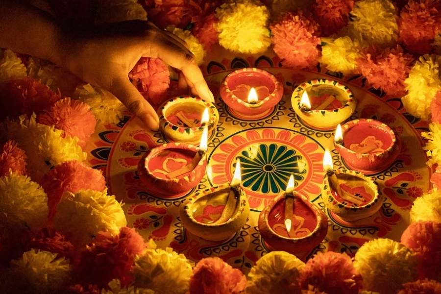 লবঙ্গের  ধোঁয়া অশুভ শক্তিকে দূর করে। তাই প্রদীপ জ্বালানোর সময় লবঙ্গের ব্যবহারও করতে পারেন। প্রদীপের মধ্যে একটা লবঙ্গ রেখে দিন আর  জ্বলতে দিন প্রদীপের সঙ্গেই। এই প্রদীপটি ঠাকুরের আসনের সামনে রেখে দিন, তাহলেই সুখ সমৃদ্ধি বয়ে আসবে আপনার ঘরে। 