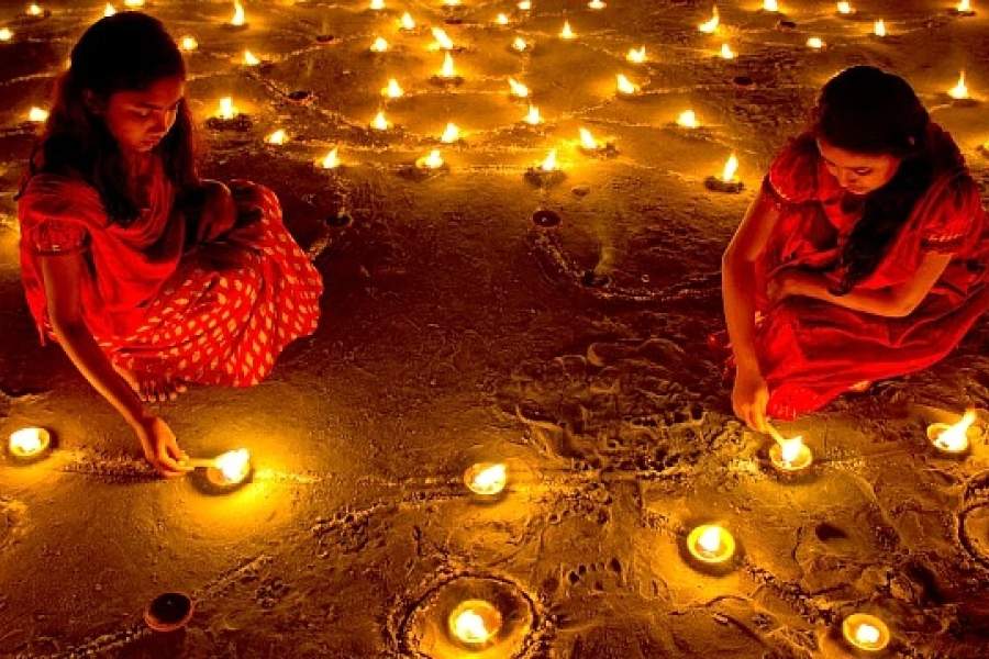 জ্যোতিষবিদরা মনে করেন বাড়িতে কোনও দোষ থাকলে তিলের ধোঁয়ায় তা কেটে যায়।   দীপাবলির দিন তিলের তেল দিয়েও প্রদীপ জ্বালাতে পারেন। 