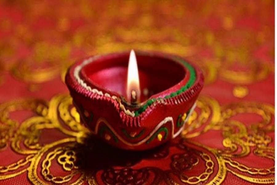 জ্যোতিষ মতে, বাড়ির পরিবেশে ও পরিবারের মধ্যে সুস্থতা ও সমৃদ্ধি নিয়ে আসতে আর সুখ বজায় রাখতে দীপাবলির সন্ধ্যায় অবশ্যই ঠাকুরের আসনের সামনে পঞ্চপ্রদীপ জ্বালিয়ে রাখুন। এতে পরিবারের সদস্যদের রোগব্যাধি থেকে দূরে রাখা যায়।