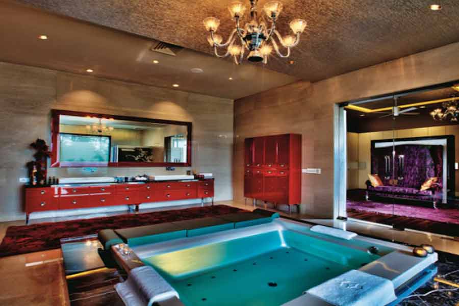 ২০২১ সালের এপ্রিল মাসেও একটি সম্পত্তি কিনেছিলেন মুকেশ। লন্ডনের স্টোকস পার্কে একটি ঐতিহ্যবাহী বাড়ি কিনেছিলেন ধনকুবের। যেটির দাম প্রায় ৫৯২ কোটি টাকা। 