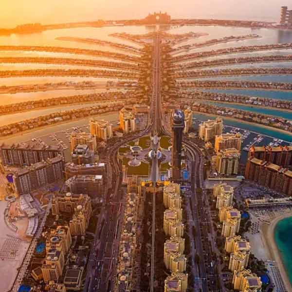 জানা গিয়েছে, ওই বাড়িটিতে জেমস বন্ড সিরিজের দুটি ছবির শ্যুটিং হয়েছিল। ফলে দিন দিন সম্পত্তির বহর বেড়েই চলেছে অম্বানীর। অনেকে বলছেন, মুকেশের বৃহস্পতি তুঙ্গে রয়েছে। আর তাই তো একের পর এক সম্পত্তি কিনে নজির গড়ছেন এই ধনকুবের।