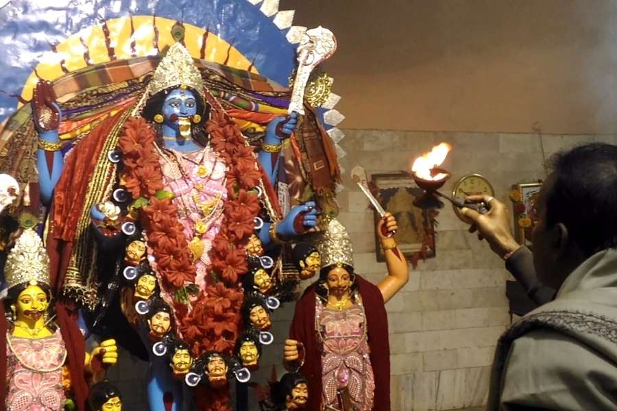 ১৯৯৮ সালে এই ভক্তদের থেকেই চাঁদা তুলে তৈরি করা হয় মায়ের বর্তমান প্রতিষ্ঠিত মূর্তি। অষ্টধাতু দিয়ে গড়ে তোলা হয় এই মূর্তি। রয়েছে সোনা ও রুপোর অলঙ্কার। 