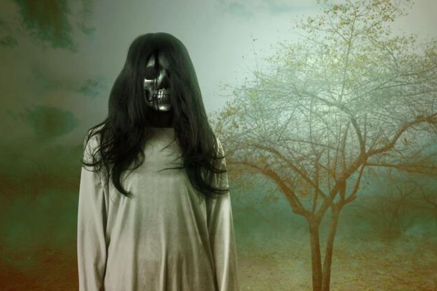 ব্যক্তি স্বাধীনতা যে শুধু আমাদেরই আছে, তা কিন্তু নয়। তেনারাও সর্বত্র বিরাজ করতে পারেন নিজেদের ইচ্ছে মতো। পুরনো বাড়ি, হোটেল, জঙ্গল, পাহাড়,শ্মশান- নানা জায়গায় তেনাদের আখড়া। রেল স্টেশনও বাদ যায় না কিন্তু!