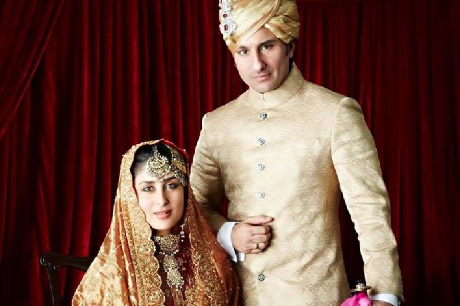 Saif and Kareena live a happy life without caring about society.