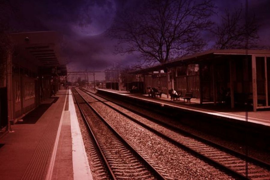 দেশের বিভিন্ন জায়গায় ছড়িয়ে ছিটিয়ে রয়েছে এমন কিছু রেল স্টেশন, যেখানে রাতে যেতে রীতিমতো ভয় পান যাত্রীরা। যদিও কেন ভয় পান, তা নিয়ে অনেক তর্ক বিতর্ক রয়েছে। চলুন, এই ভূত চতুর্দশীর প্রাক্কালে এক ঝলক দেখে নেওয়া যাক, কোন কোন স্টেশন রয়েছে এই তালিকায়। 