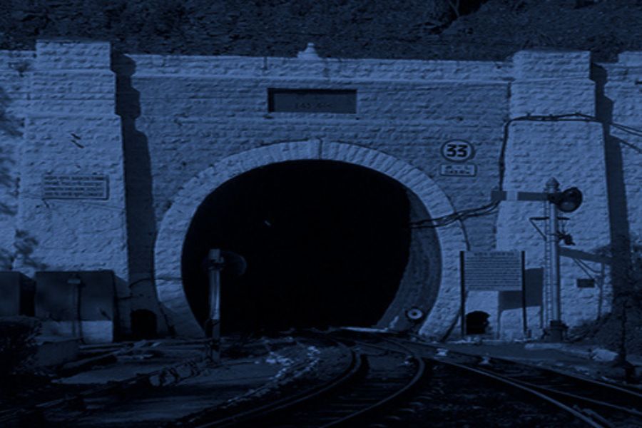 হিমাচল প্রদেশের সিমলায় বারোগ স্টেশনের কাছে ৩৩ নম্বর টানেলে যাত্রীরা যেতে ভয় পান। নানা অলৌকিক ঘটনার সাক্ষী তাঁরা। জানা যায়, ইংরেজ রেলওয়ে ইঞ্জিনিয়ার কলোনেল বারোগ গুলি করে আত্মহত্যা করেন এই চত্বরে। অনেকের বিশ্বাস, তাঁর আত্মা আজও ঘুরে বেড়ায় এই স্টেশন ও প্ল্যাটফর্মে।  