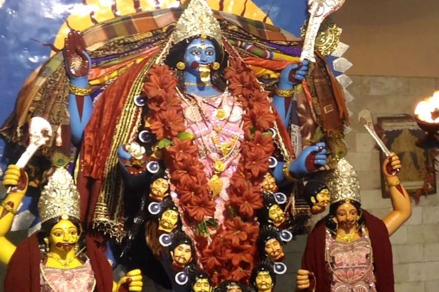 বয়রা গাছের নীচে গড়ে উঠেছে তাঁর মন্দির। মা এখানে বয়রা কালী নামেই পরিচিত। উত্তরবঙ্গে সীমান্ত রাজ্য উত্তর দিনাজপুর। তারই এক ছোট শহর কালিয়াগঞ্জ। সেখানে প্রায় ১০০ বছরের বেশি সময় ধরে অধিষ্ঠিত মা কালী। 