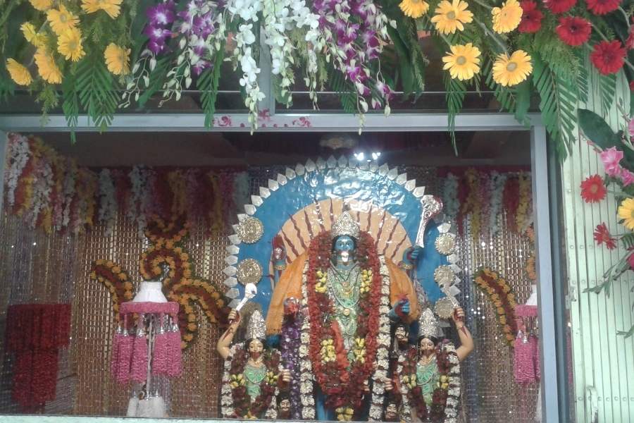 এ হেন শহরেই রয়েছে দেবী বয়রা কালীর মন্দির। মন্দিরের পাশ দিয়ে গিয়েছে ১০ নম্বর জাতীয় সড়ক। জনশ্রুতি রয়েছে, ব্যবসায়ীরা বাণিজ্যে আসা যাওয়ার পথে পুজো দিয়ে যেতেন। বয়রা গাছের তলায় মা কালীর মন্দির থাকায় ব্যবসায়ীরাই নাম দেন বয়রা কালীর মন্দির।