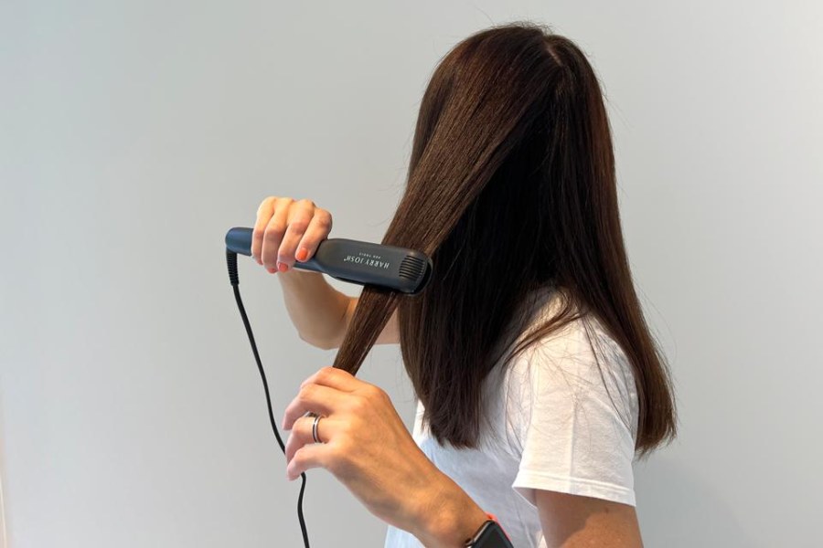 বর্ণ এবং সামাজিক পরিপ্রেক্ষিত নির্বিশেষ হেয়ার স্ট্রেটনার ব্যবহারকারী নারীদের মধ্যে জরায়ুর ক্যানসারে আক্রান্ত হওয়ার প্রবণতা কিছুটা বেশি।