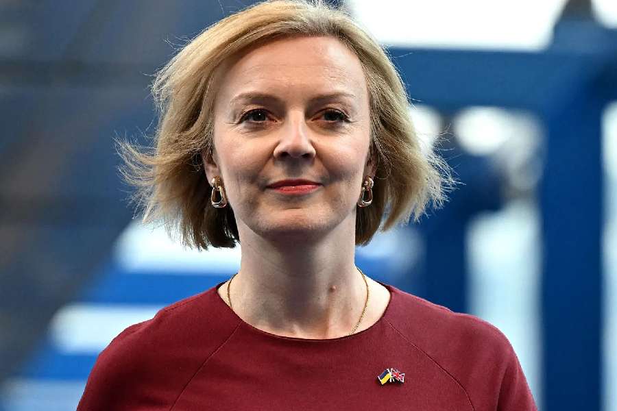 এক দিন আগে বলেছিলেন, ‘‘যে যা-ই বলুক, হাল ছাড়ার লোক নই আমি। শেষ পর্যন্ত লড়ে যাব।’’ যুদ্ধং দেহি ভাবমূর্তির সেই লিজ় ট্রাসের আত্মবিশ্বাসে টোল পড়ল মাত্র ৮৯ সেকেন্ডেই।