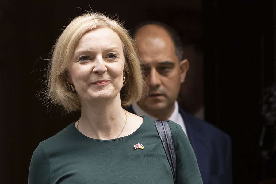 বৃহস্পতিবার লিজ় তাঁর ১০ ডাউনিং স্ট্রিটের বাসভবনের সামনে দাঁড়িয়ে বিদায়ী ভাষণ পড়তে শুরু করেছিলেন। প্রধানমন্ত্রী হিসাবে হাল ছাড়ার কথা জানাতে তাঁর সময় লাগল ঠিক ৮৯ সেকেন্ড। অর্থাৎ পুরো দেড় মিনিটও নয়।