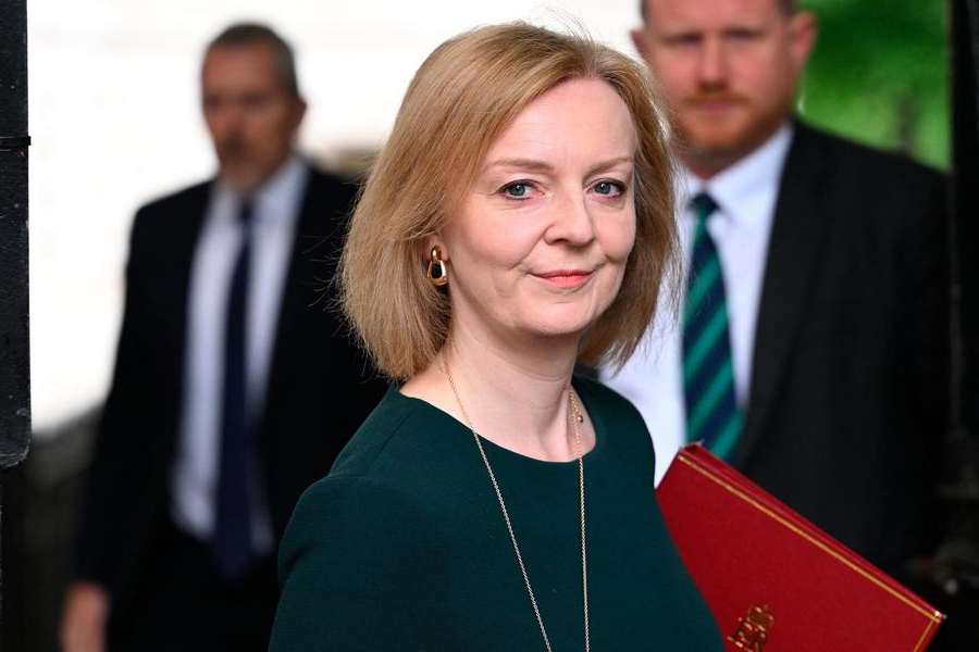 তবে এই অল্প সময়েই একটি রেকর্ডও করে ফেললেন ট্রাস। বৃহস্পতিবার ইস্তফা দেওয়ার পর ব্রিটেনের সবচেয়ে কম সময় পদে থাকা প্রধানমন্ত্রী হিসাবে রেকর্ড করলেন তিনি। 