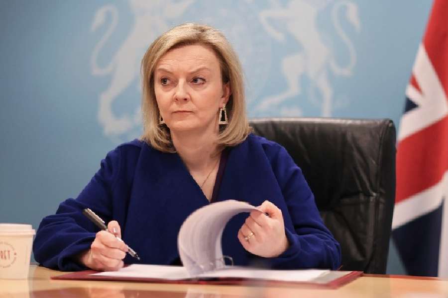 তাঁর আগে এই রেকর্ড ছিল জর্জ ক্যানিংয়ের। ১৮২৭ সালে মাত্র ১১৯ দিন ব্রিটেনের প্রধানমন্ত্রী ছিলেন তিনি। প্রধানমন্ত্রী থাকাকালীন নিজের দফতরেই শেষ নিঃশ্বাস ত্যাগ করেন। বৃহস্পতিবার এমনই কিছু সংখ্যা, রেকর্ড জড়িয়ে গেল লিজ়ের নামের সঙ্গেও। 