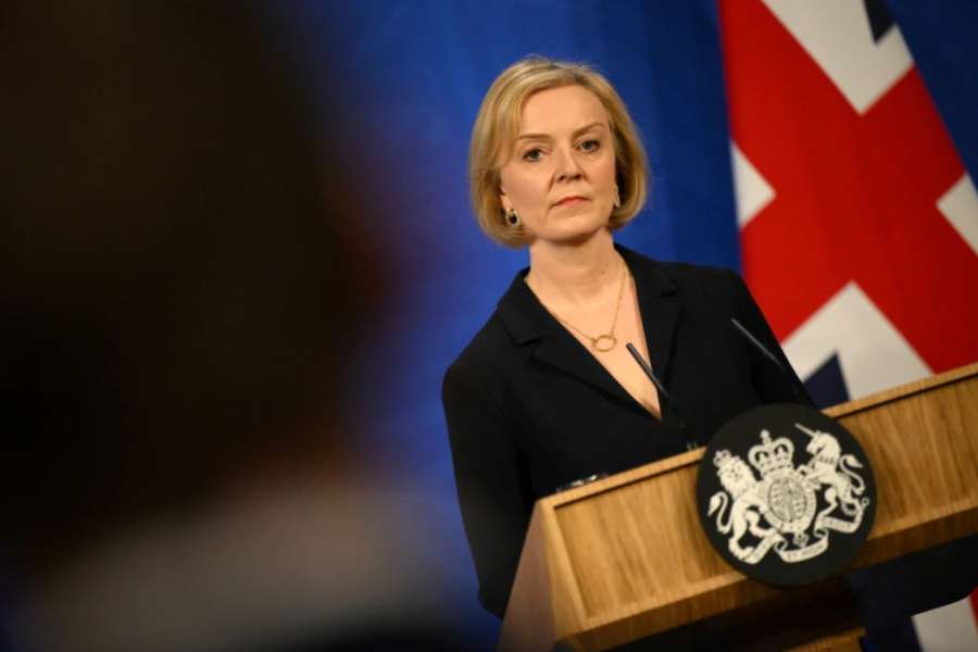 ৪৫%— ৪৫-এর আরও একটি গেরোতে ফেঁসেছিলেন লিজ়। প্রধানমন্ত্রী হওয়ার পর তাঁর ৪৫ শতাংশ কর ছাড় দেওয়ার সিদ্ধান্ত বিপুল সমালোচনার মুখে পড়ে। বিশেষজ্ঞদের কথায়, এর জেরেই ইস্তফা দিতে বাধ্য হন লিজ়। 