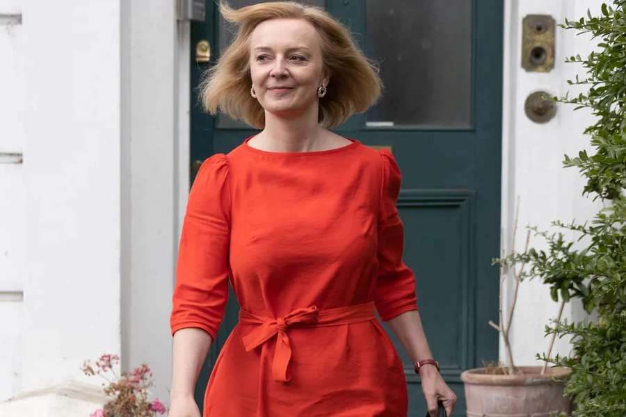 ৮৯— ডাউনিং স্ট্রিটে দাঁড়িয়ে ইস্তফার ঘোষণাপত্রটি পড়তে ৮৯ সেকেন্ড সময় লেগেছিল লিজ়ের।