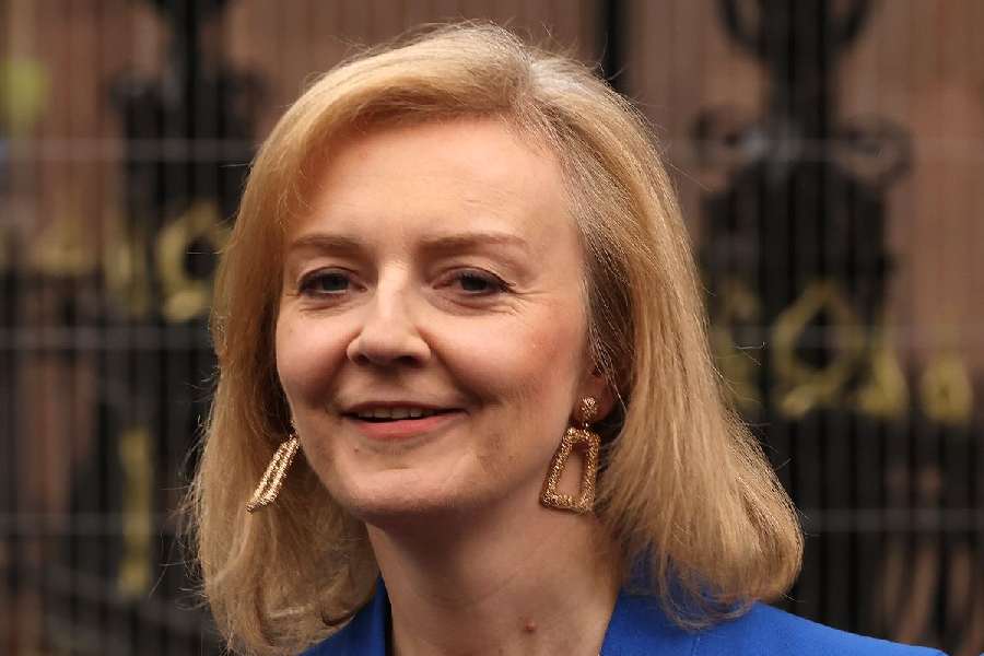 ৬০— প্রধানমন্ত্রী হওয়ার দৌড়ে বাকিদের হারিয়ে লিজ শীর্ষ পদটি জিতে নেন ঠিক ৬০ দিনের মাথায়।