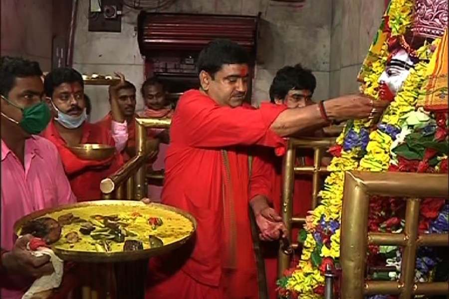 কালী পুজোর দিন খুব সকালে ডাবের জল দিয়ে শুরু হয় মায়ের ভোগ। সকালের ভোগে থাকে পাঁচ রকম বা ন’রকমের ভাজা, সাদা অন্ন, পায়েস ও মিষ্টি। কখনও ফ্রায়েড রাইস। এই একই ভোগের আয়োজন থাকে শ্মশান কালীর জন্যও। 