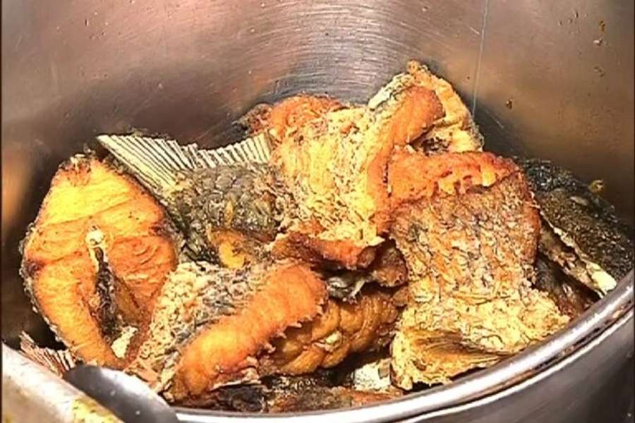 আমিষ ভোগের মূল উপাদান হল শোল মাছ। ভোগের পাতে এই মাছ না থাকলে ভোগ গ্রহণ করেন না মা তারা। কিন্তু কেন? শোল মাছের এই ভোগের সঙ্গেই জড়িয়ে আছে এক অলৌকিক কাহিনি। 