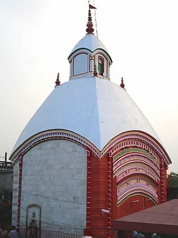 চণ্ডীপুরে বণিক জয়দত্তের সঙ্গে ছিল তার ছেলে। হঠাৎ সেই ছেলেকে সাপে কামড়ায়। সঙ্গে সঙ্গে তার মৃত্যু হয়। শোকে পাথর হয়ে যান ওই বণিক। 