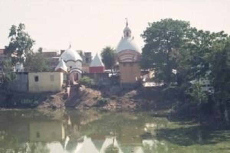 অবাক কাণ্ড, মাছ ধোয়ার সময়ে কাটা মাছ জোড়া লেগে বেঁচে উঠল! এই ঘটনায় আশা জাগল জয়দত্তর মনে। তাঁর নির্দেশে মরা ছেলেকে নিয়ে ওই পুকুরের জলে ডোবানো হল।