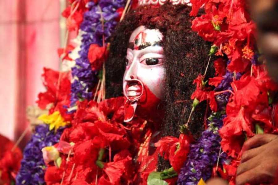 এক ডুবেই বেঁচে উঠল সাপের কামড়ে মারা যাওয়া সেই ছেলে। সবাই জয়ধ্বনি শুরু করল তারা মায়ের। তারাপীঠে শোল মাছ হয়ে উঠল মঙ্গলের প্রতীক। এই ঘটনার পর থেকেই নাকি মায়ের ভোগ শোল মাছ ছাড়া অসম্পূর্ণ। 