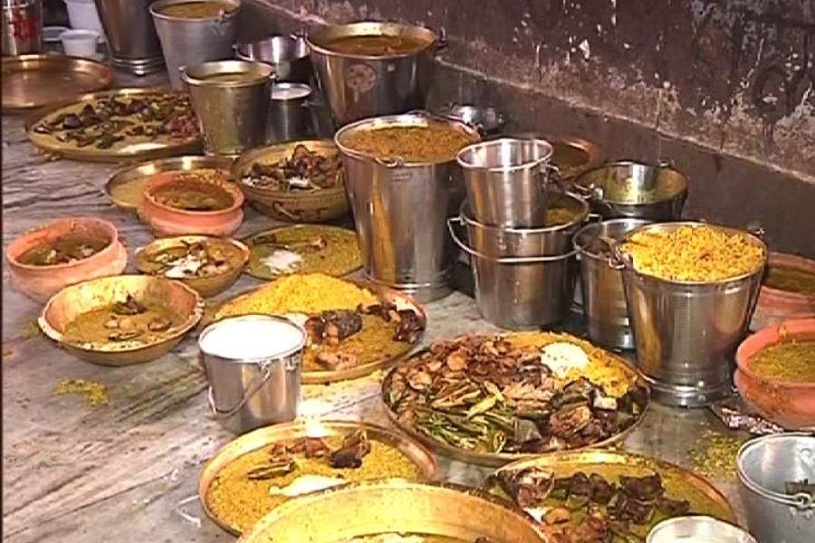 তারা মায়ের যে ভাবে ভোগ পুজো হয়, সেই একই ভাবে পুজো করা হয় শ্মশান কালীকে। শ্মশানেই রয়েছে মায়ের আসল শিলা পাদুকা। তার পাশে বামদেবের সমাধি। 