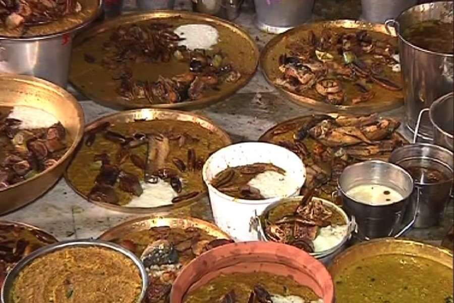 তারাপীঠের নিয়ম অনুযায়ী সন্তানকে খাইয়ে তবেই তারা মা ভোগ গ্রহণ করেন। তাই বামদেবের ভোগ আগে দেওয়া হয়। 