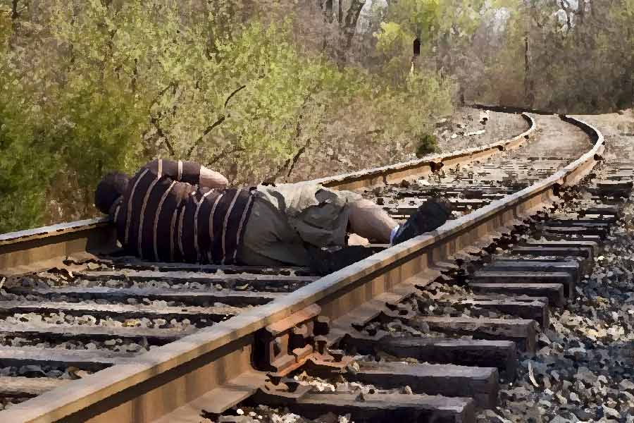 সুদের টাকা দিতে না পারায় চরম শাস্তি! প্রৌঢ়কে বেঁধে রাখা হল রেললাইনে, ট্রেনে কাটা গেল পা