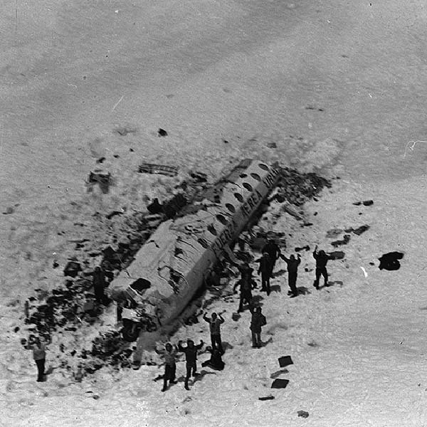 ১৯৭২ সালের ১৩ অক্টোবর উরুগুয়ে থেকে চিলির উদ্দেশে রওনা দেয় ‘ফ্লাইট-৫৭১’। বিমানে ছিলেন উরুগুয়ের ওল্ড ক্রিশ্চিয়ানস ক্লাবের রাগবি দলের খেলোয়াড় এবং সমর্থক-সহ মোট ৪৫ জন।